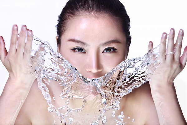 rửa mặt bằng nước lạnh để da giữ được độ ẩm